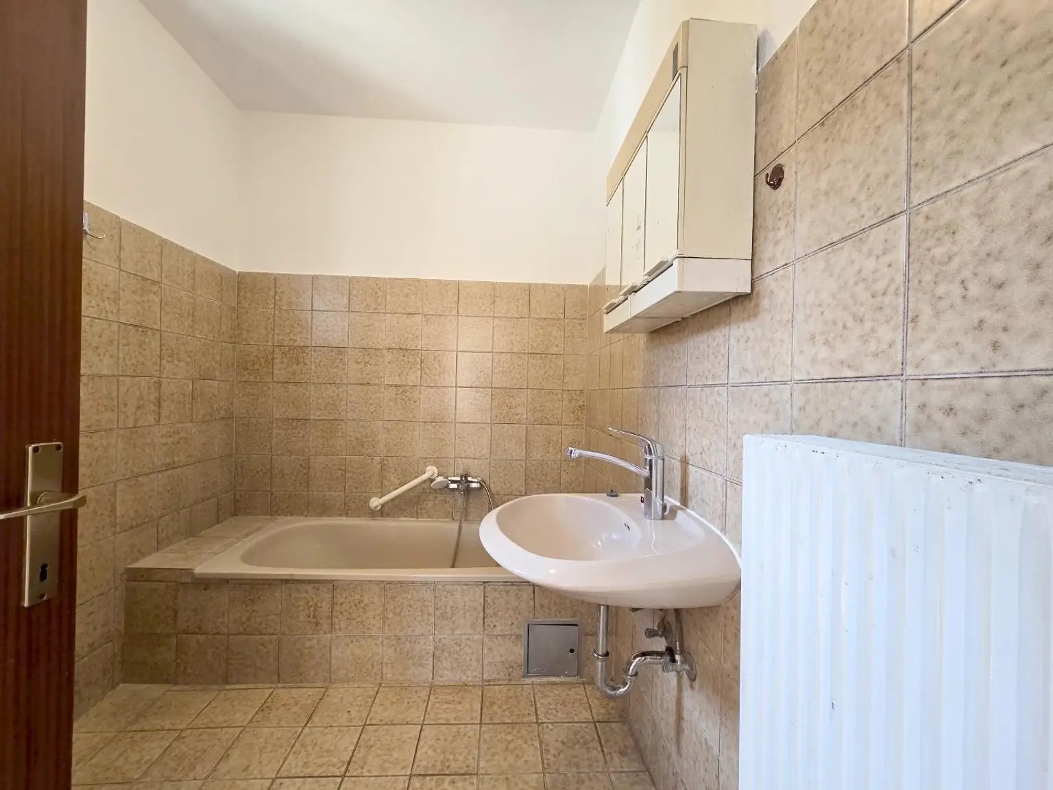 Bad mit Wanne (und Dusche)