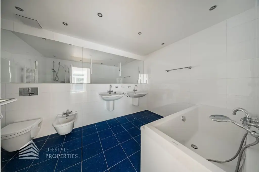 Wunderschöne 4 - Zimmer Wohnung mit Terrasse und 2 Balkonen