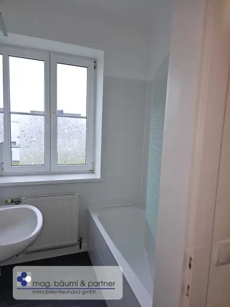 3 geräumige Zimmer, Küche mit Essplatz, Gartennutzung und PKW Stellplatz