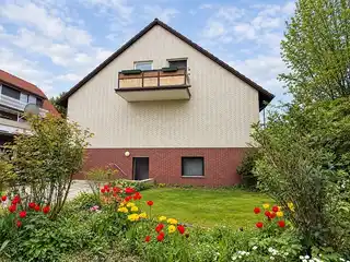 Gartenansicht Haus mit Balkon