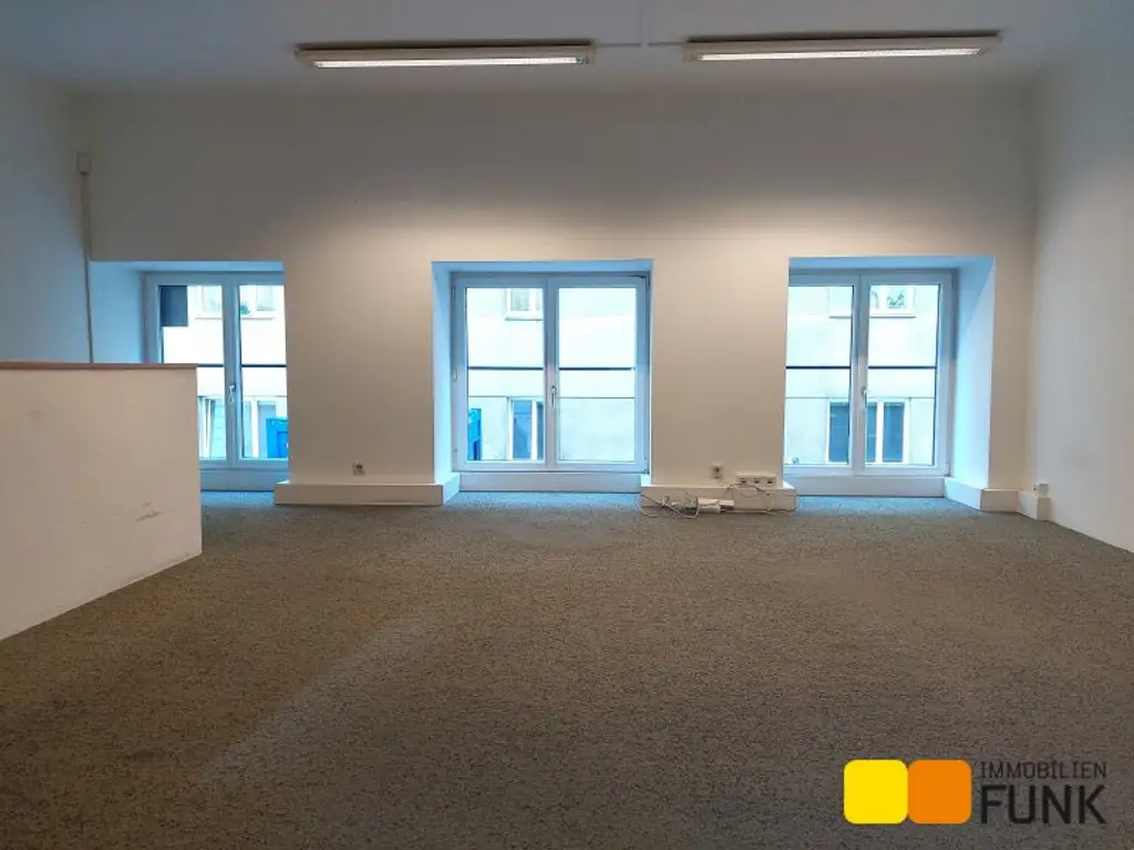 Attraktives Büro mit eigener Garage und zusätzlicher Lagerfläche