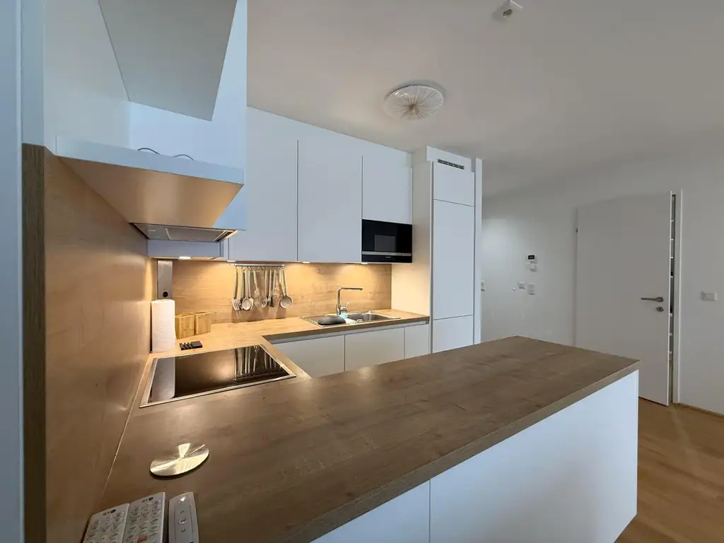 Exklusiv und komplett möblierte 3-Zimmer-Terrassenwohnung für gehob. Ansprüche // Excl. and fully furnished 3-room terr. apt for discerning tastes //