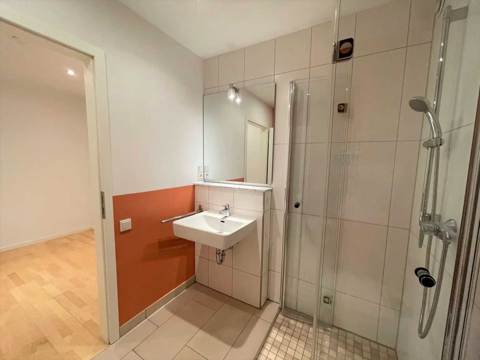 Gäste-WC mit Dusche