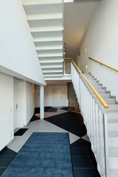 Geräumige 4 Zimmer DG-Wohnung ohne Schrägen, inkl. Terrasse und Garagenplatz