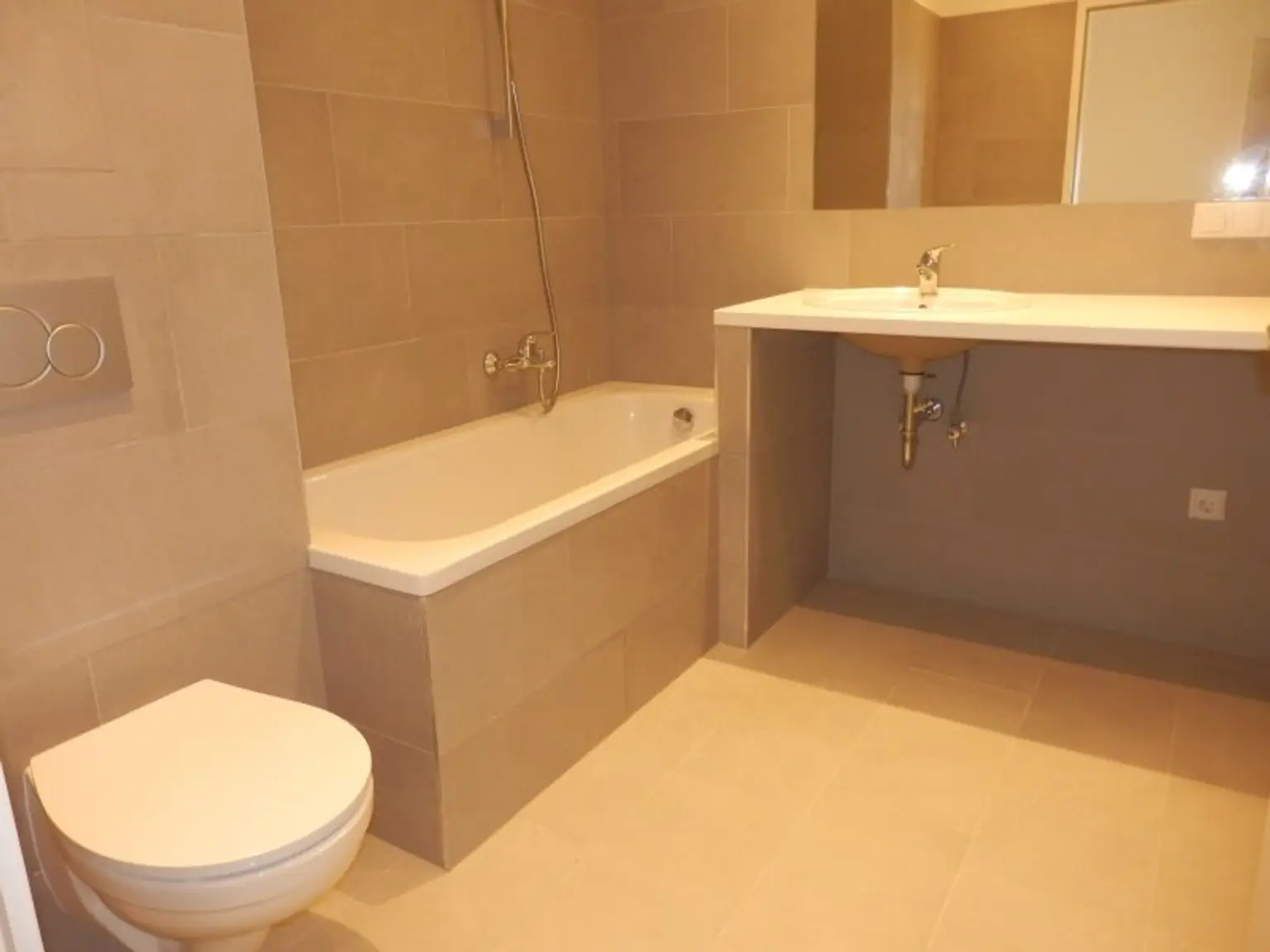Zweitbezug, HOFSEITIGE BALKON-2 Zimmer-Neubauwohnung