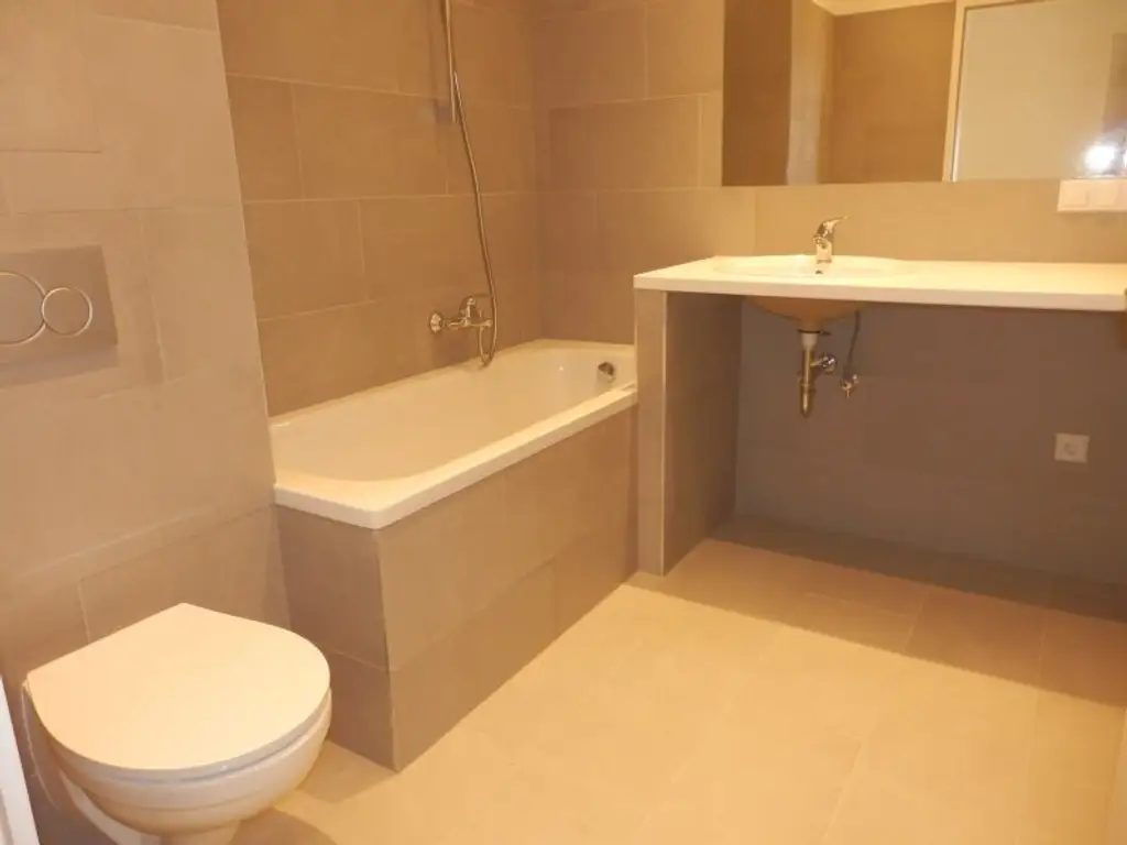 Zweitbezug, HOFSEITIGE BALKON-2 Zimmer-Neubauwohnung