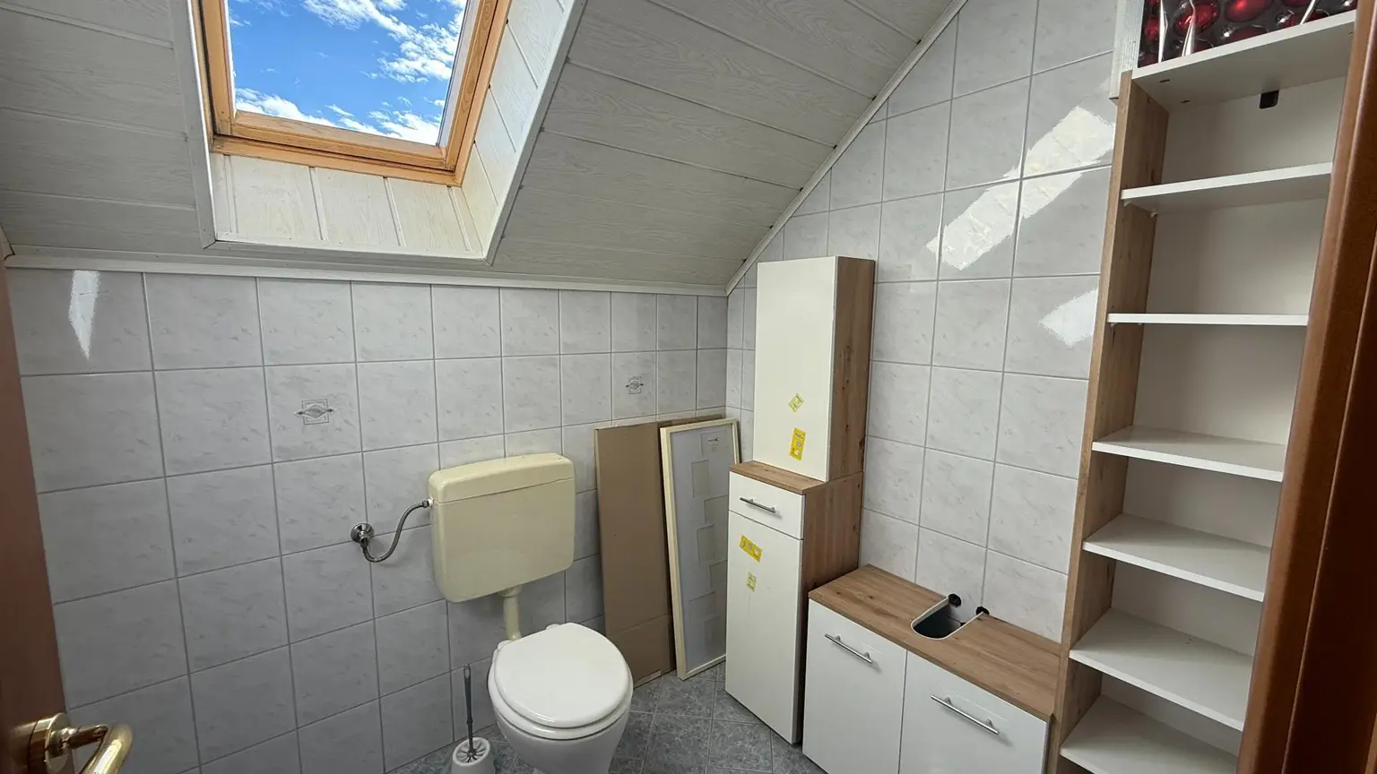 Bezugsfertiges Fertigteilhaus auf einem sonnigen Grundstück