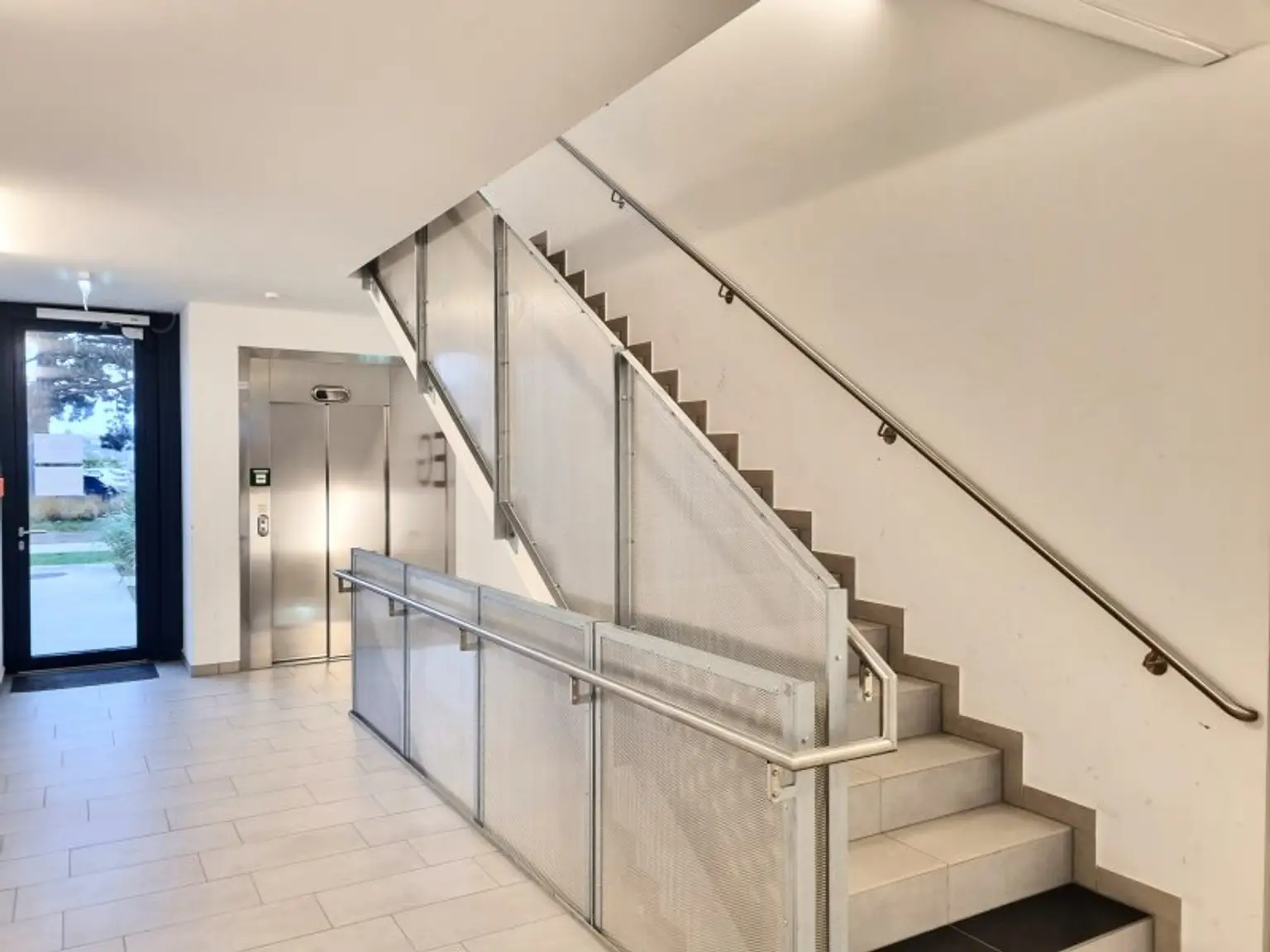 Neuwertige Wohnung mit Südbalkon, DAN-Küche und Freizeitangebot – Nähe U-Bahn