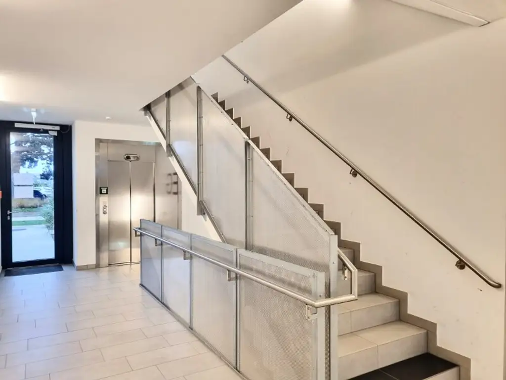 Neuwertige Wohnung mit Südbalkon, DAN-Küche und Freizeitangebot – Nähe U-Bahn