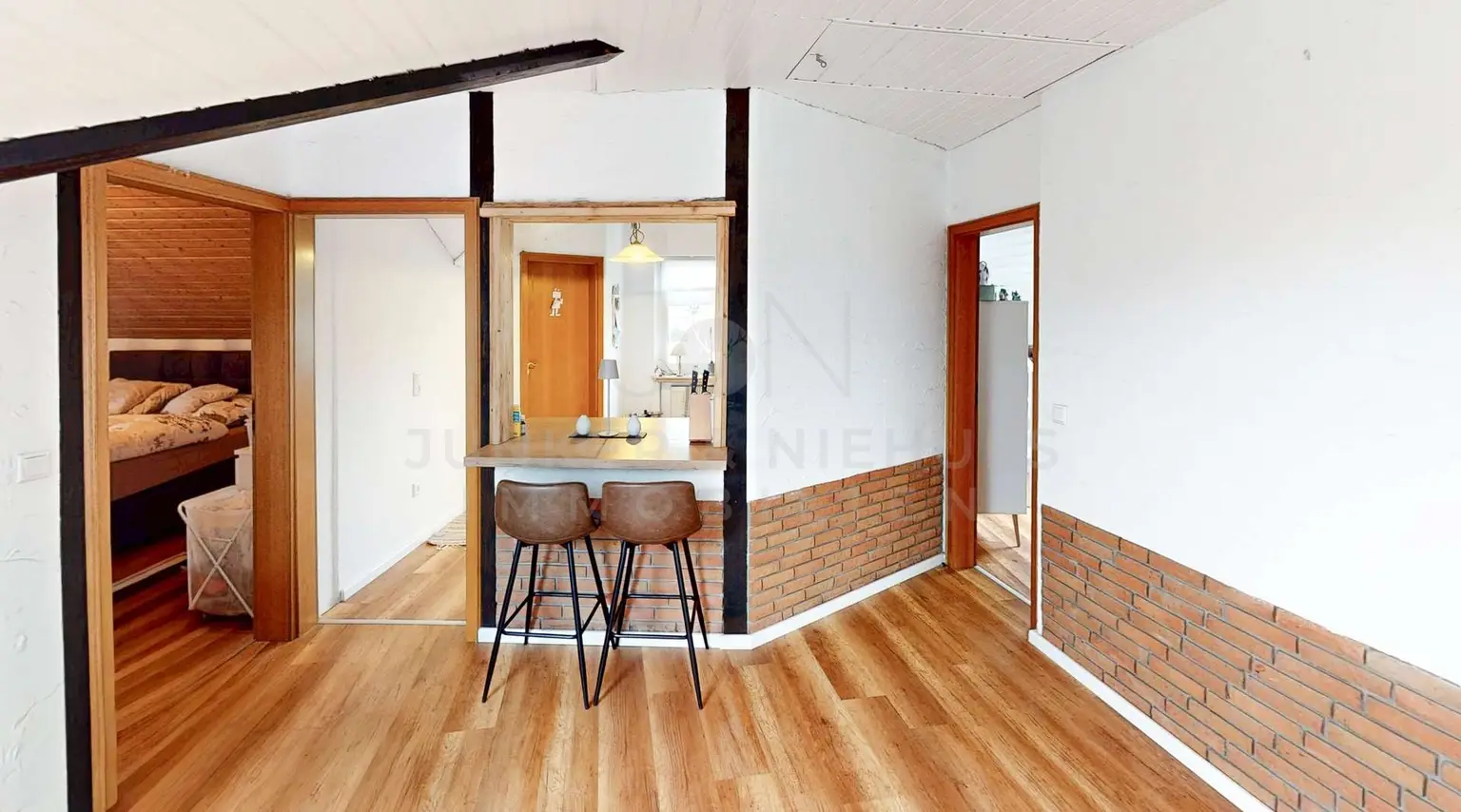 Flur mit Durchbruch zur Küche