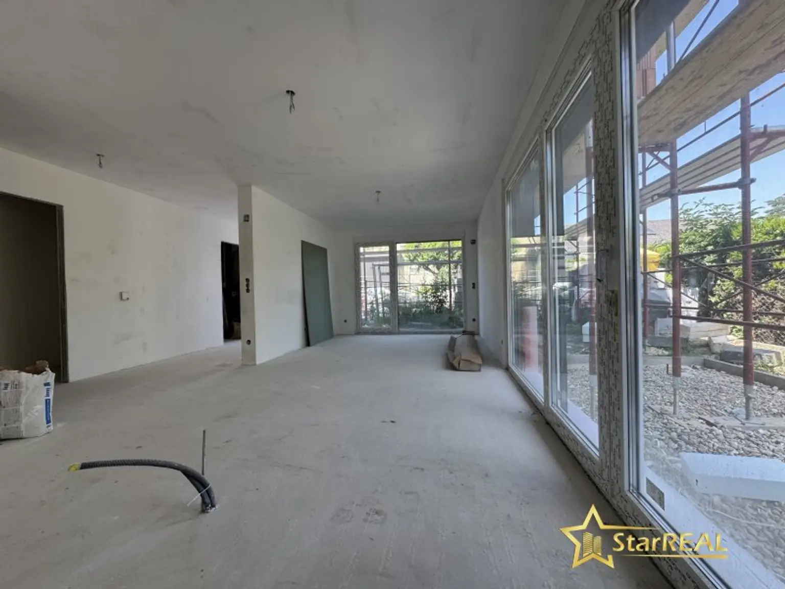 NOCH 1 EINZELHAUS (SCHLÜSSELFERTIG) FREI! 5 ZIMMER/ 3 BADEZIMMER/ 3 TOILETTEN. INKLUSIVE STELLPLATZ.
