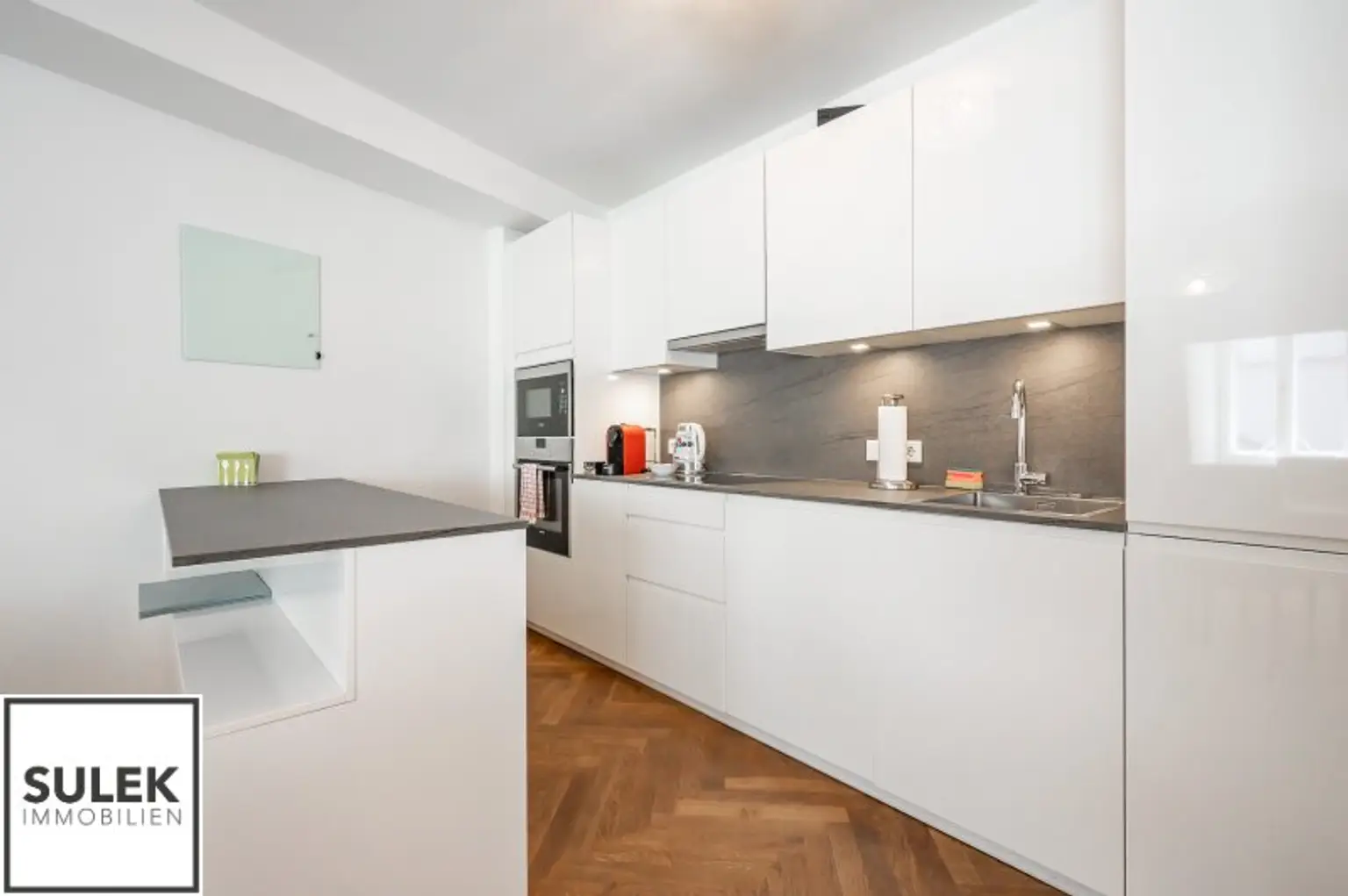 voll möblierte 2 Zimmer DG-Wohnung in Bestlage // Nähe Graben - Stephansdom