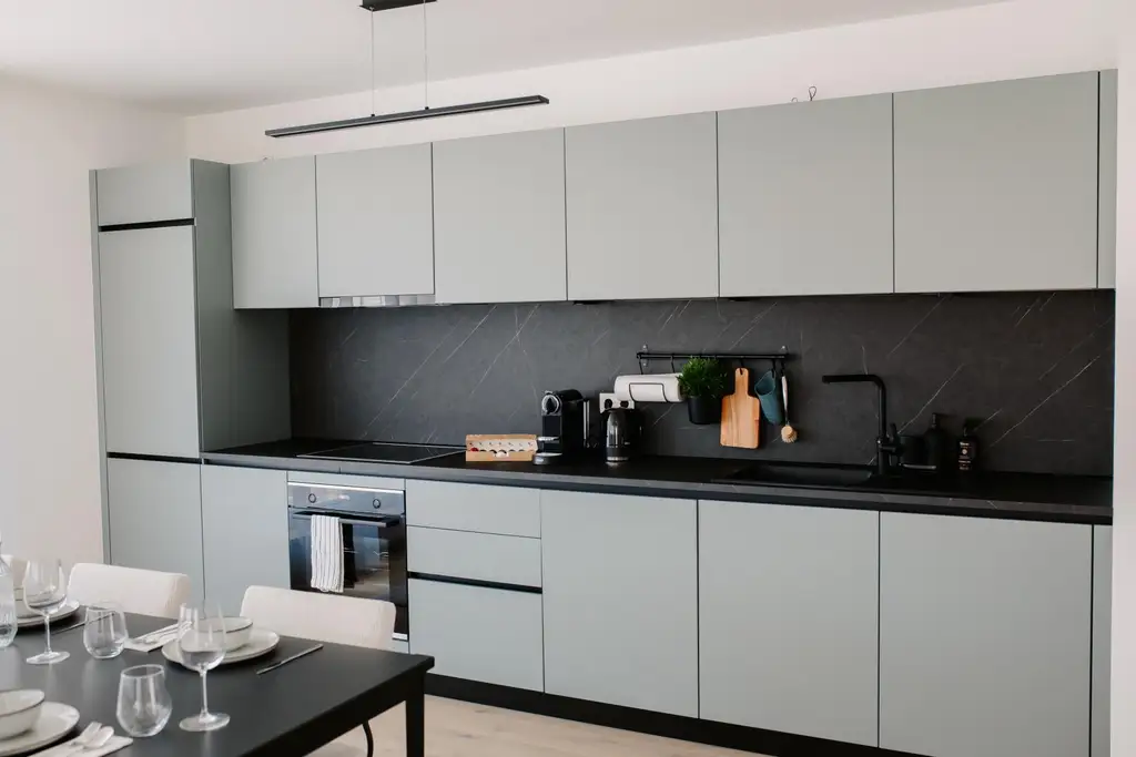 Erstbezug Neubau – 2-Zimmer-Dachgeschosswohnung mit Loggia und Klimaanlage