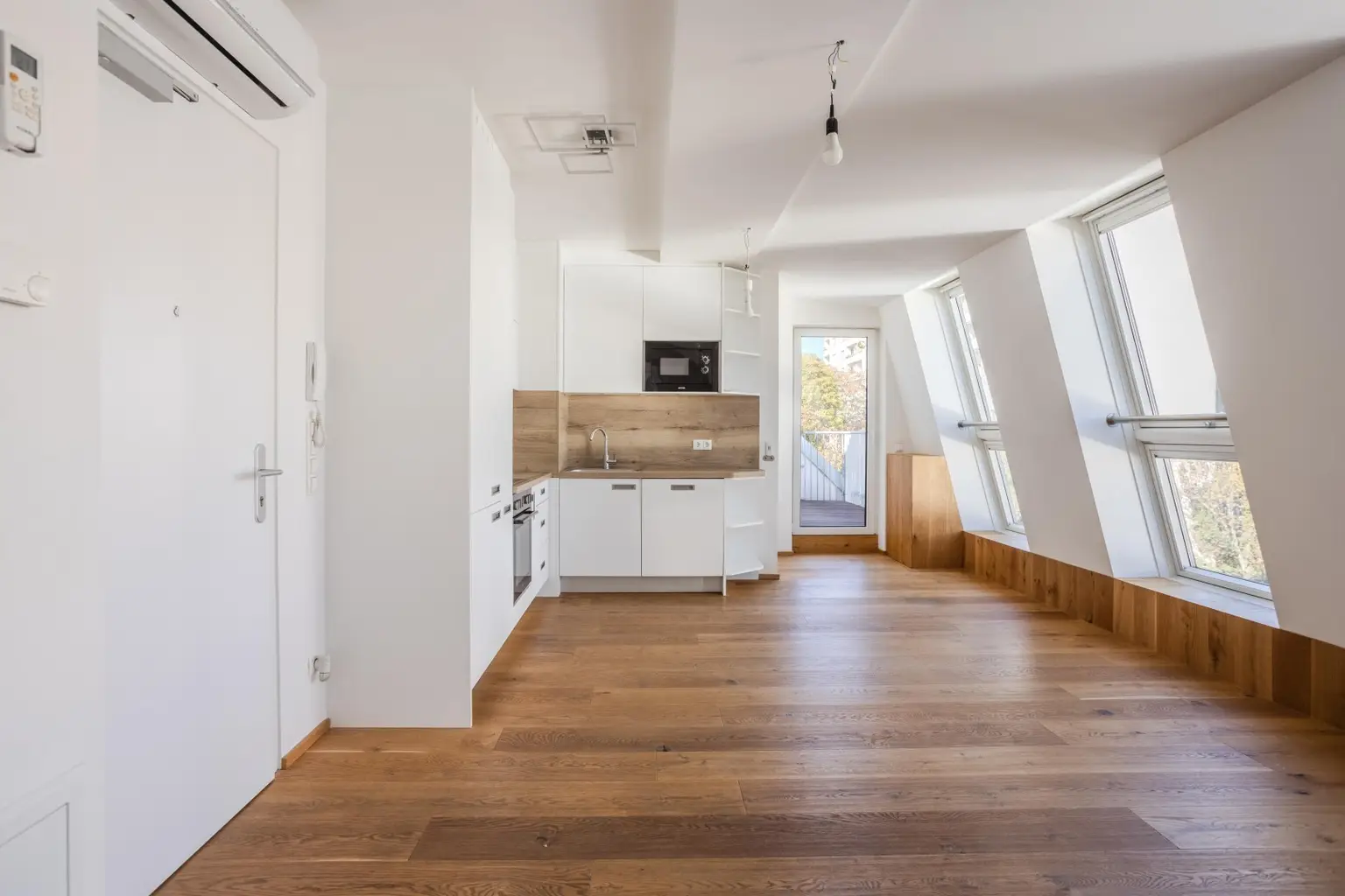 "Helles Dachgeschoss, Garage, Klima nähe U1"