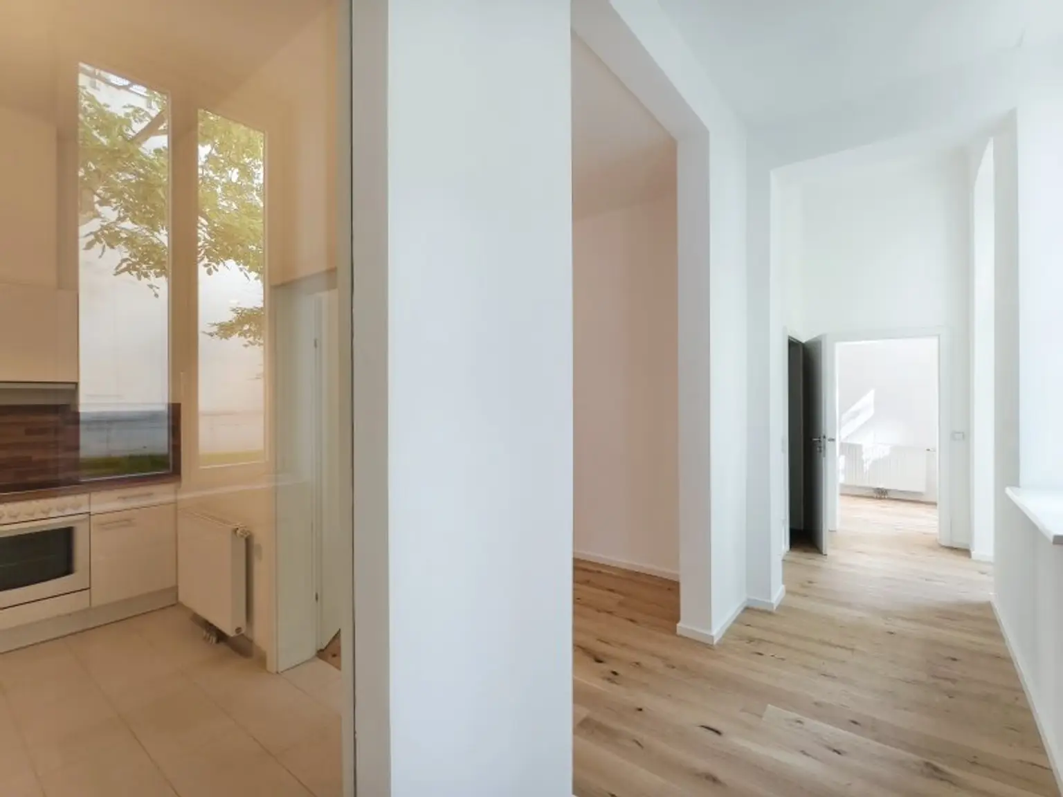 Vorraum mit Blick in die separate Küche und ins Schlafzimmer