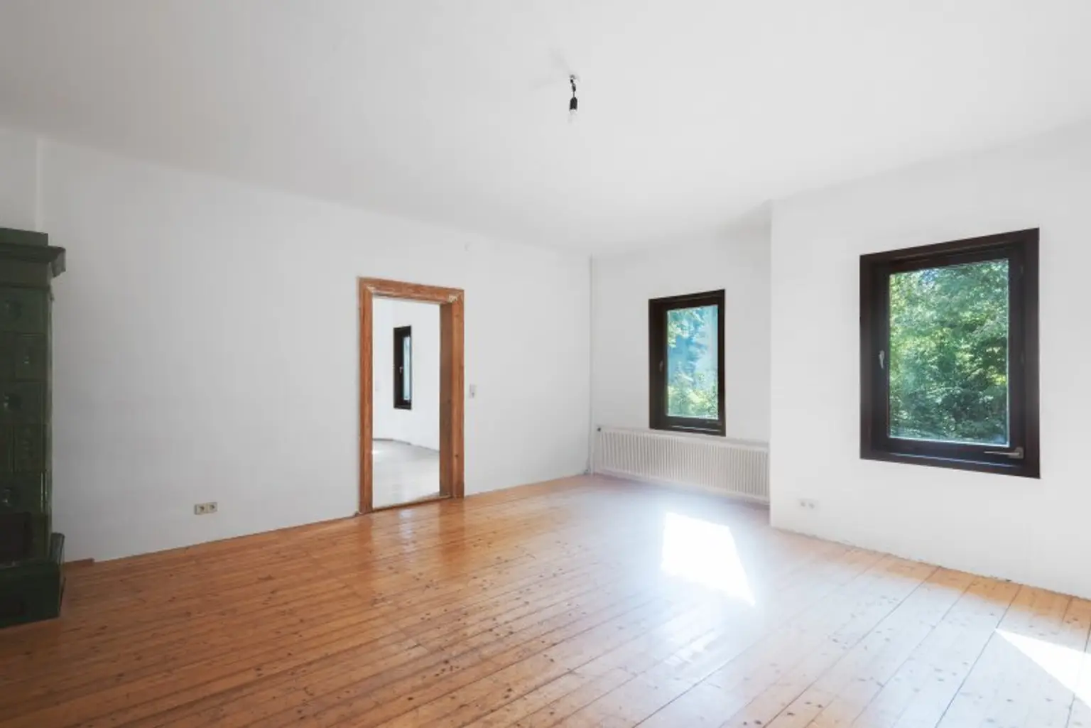 Ehemaliges Forsthaus mit Wirtschaftsgebäuden, allein und ruhig im Wald gelegen.