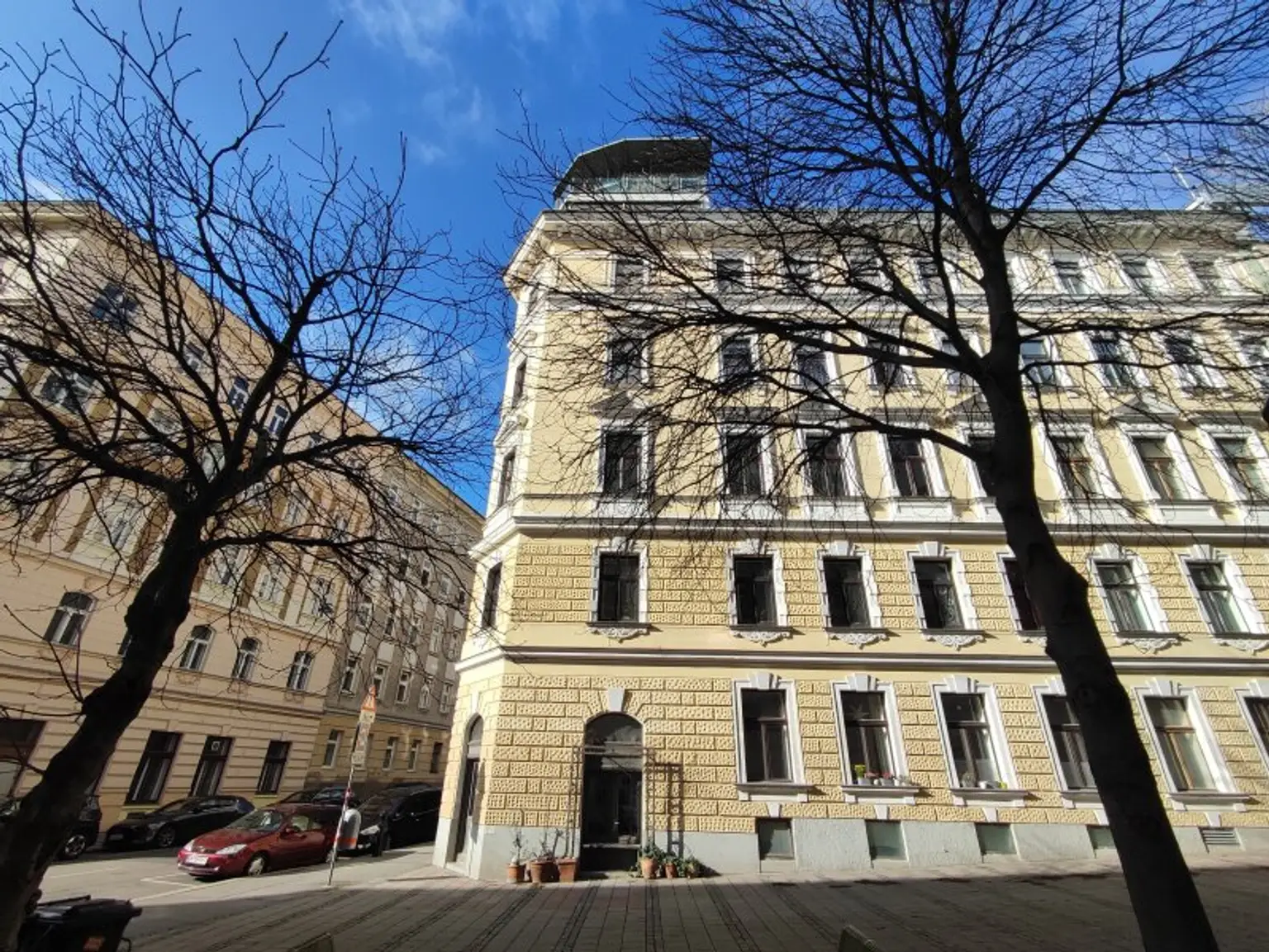 SÜDSEITIG : Stilaltbau beim Walter-Beck-Platz