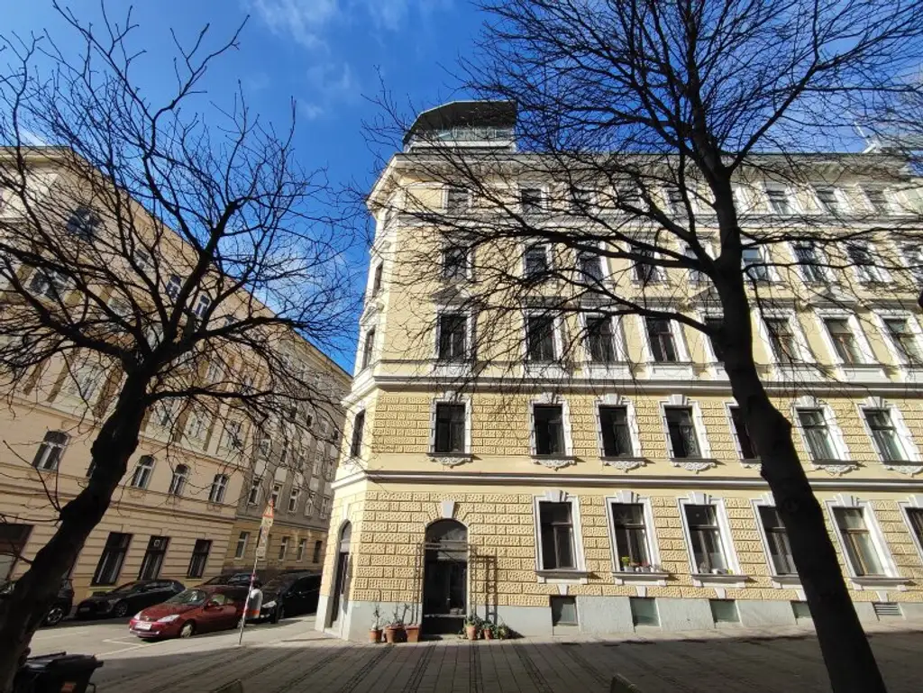 SÜDSEITIG : Stilaltbau beim Walter-Beck-Platz