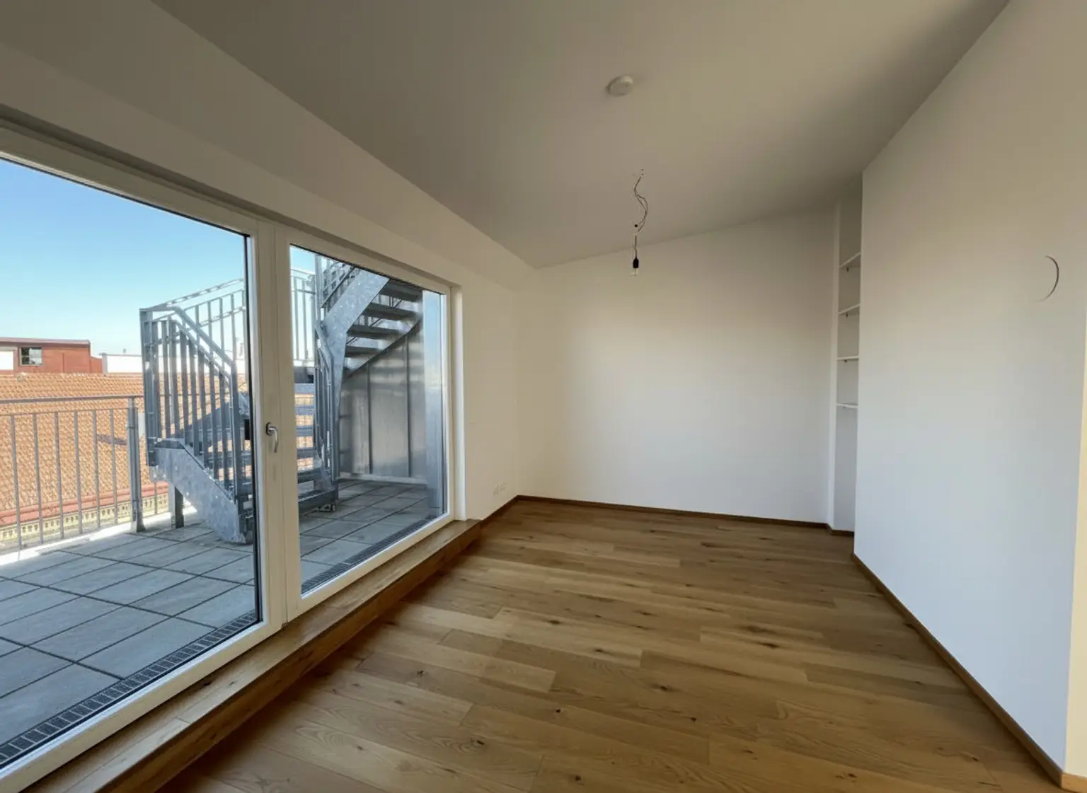 UNBEFRISTET: Attraktive, klimatisierte Dachgeschoss-Wohnung mit Balkonen und Dachterrasse und einmaligem Blick über Dächer Wiens