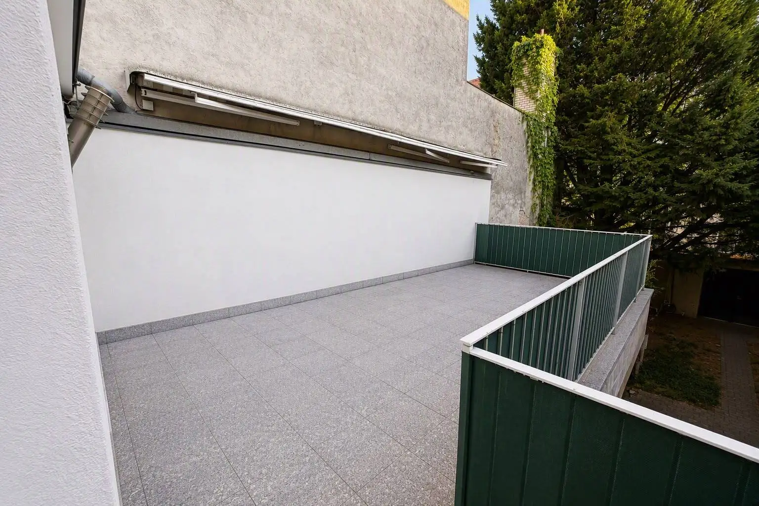Schöne Wohnung mit 4 Zimmer + großer Terrasse!