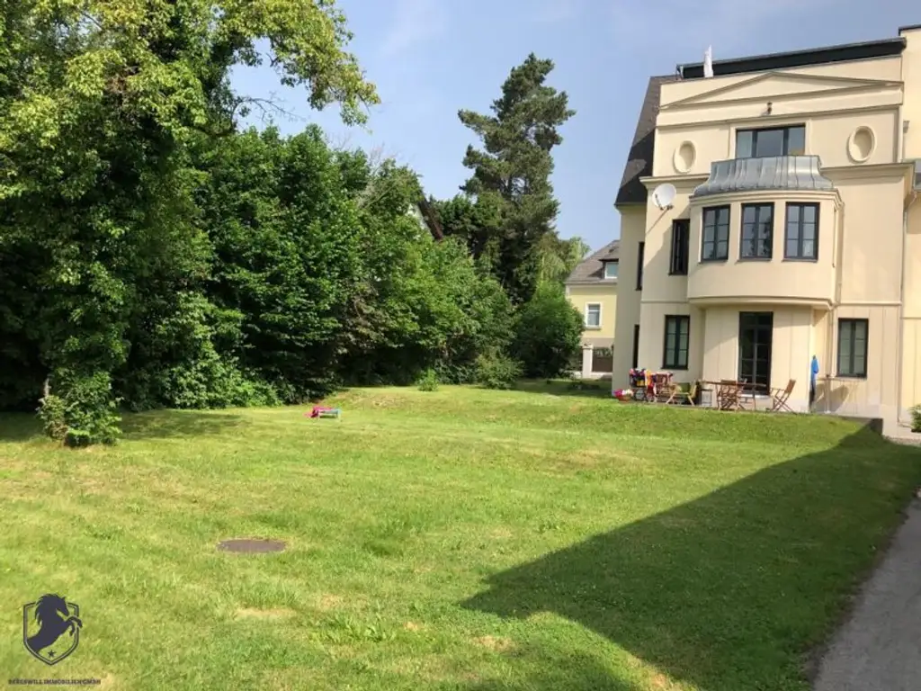 Außergewöhnliche Villa mit drei Wohneinheiten, Gewerbeeinheit & teilbarem Grundstück