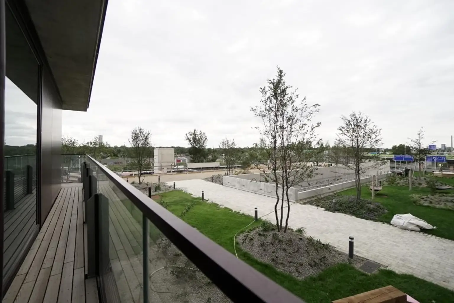 2 Zimmer + Balkon im TRIIIPLE! VIDEOBESICHTIGUNG!