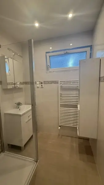 Baumeistergasse: Zwei Zimmer (zenral begehbar) mit separater Küche und Balkon!