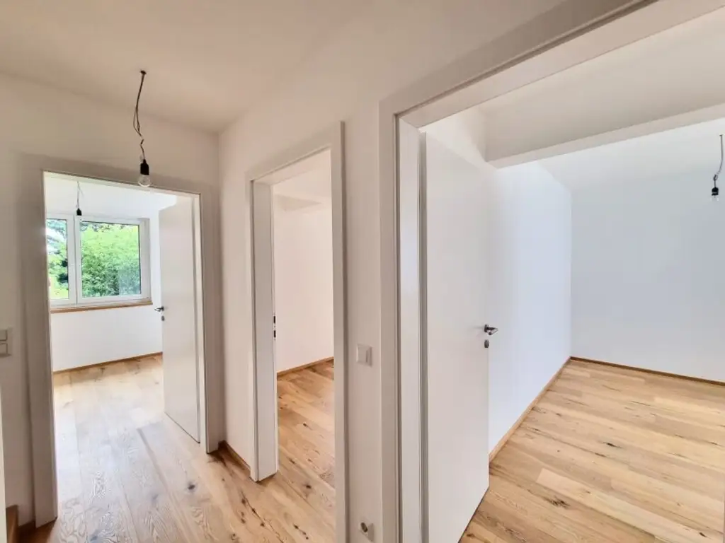 Modernes Eckreihenhaus in TOP-LAGE nahe U6: Erstbezug  mit Garten, Dachterrasse, 5 Zimmern, 2 Bädern – inkl. Küche & Stellplatz