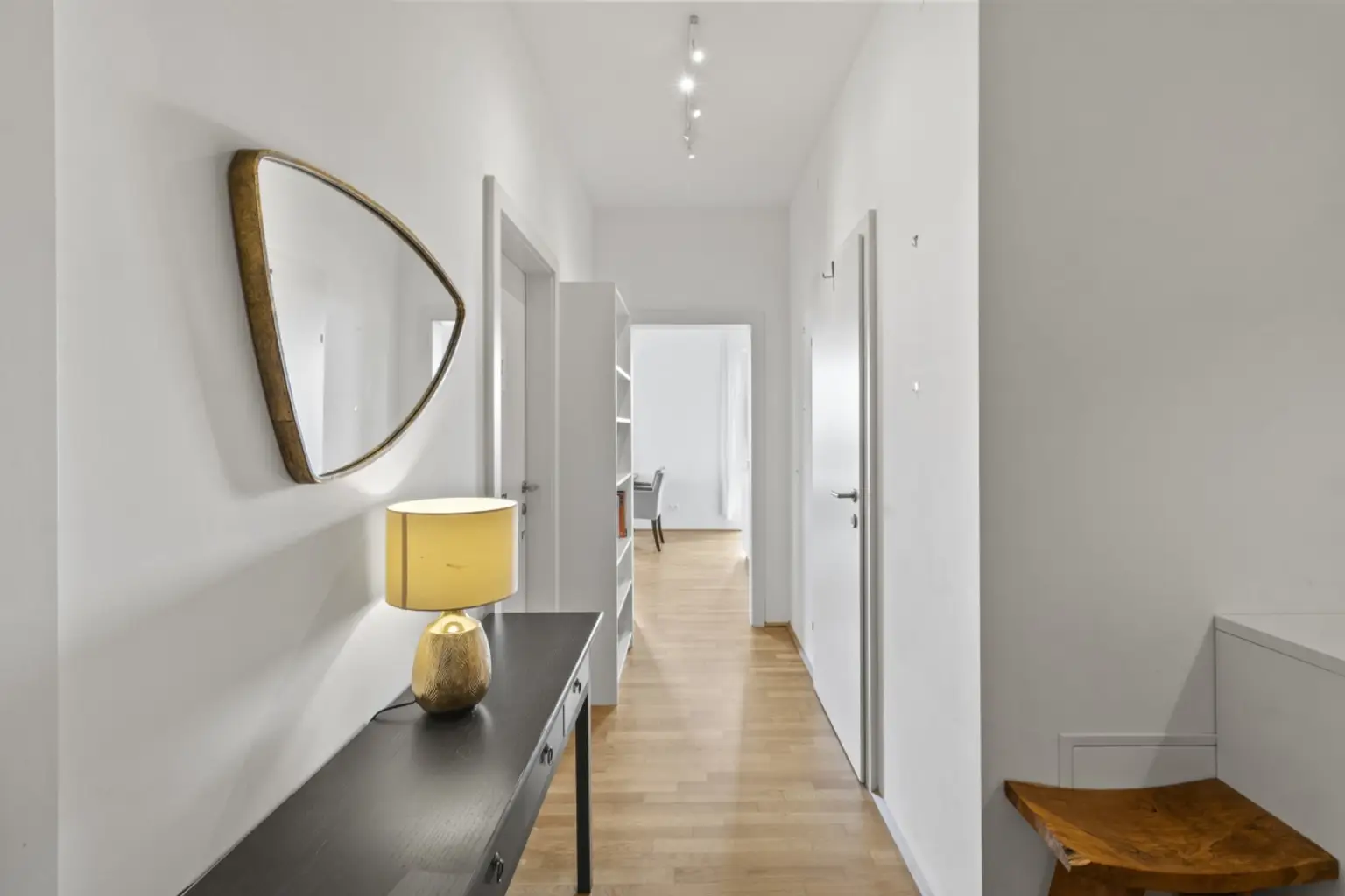 R | ++ DREI ZIMMER im DG ++ Stilvolles Wohnen mit FERNBLICK | Prima Service Immobilien