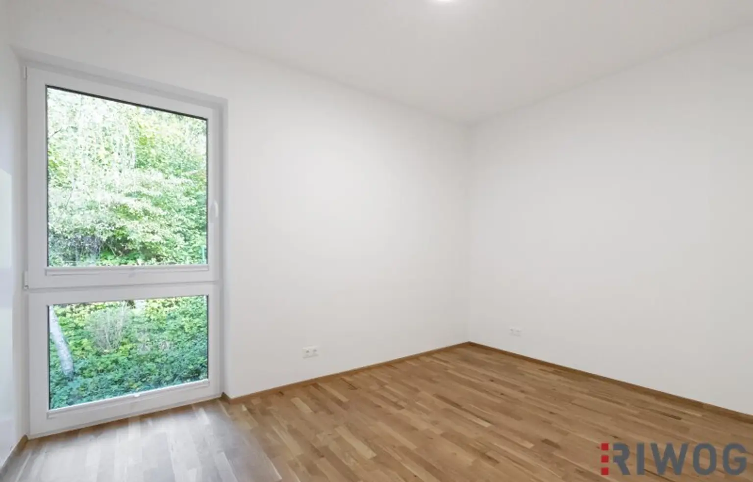 ERSTBEZUG nach Sanierung mit Blick auf Schloss Laudon  | ca. 16 m² Loggia  | Garagenplatz | Vollausgestattete Küche | Erholungsgebiet angrenzend