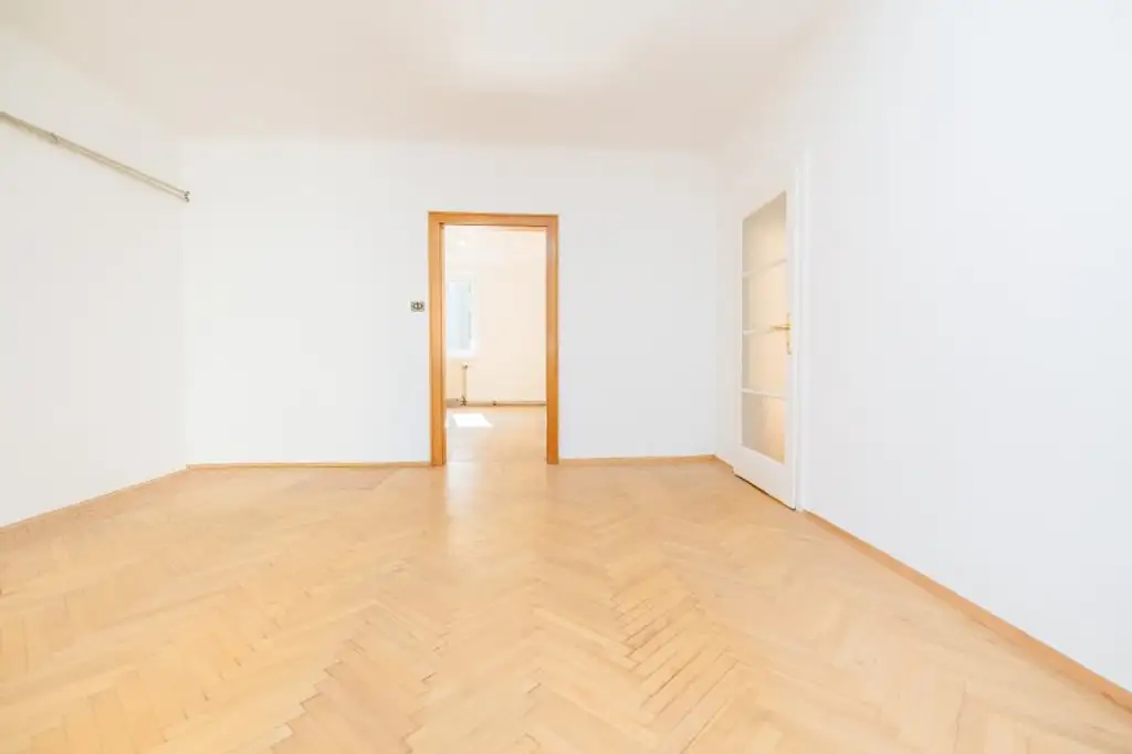 GEIDORF I ZENTRAL & DOCH IDYLLISCH I GRÜNBLICK I ANGENEHME WOHNATMOSPHÄRE I BAD MIT WANNE UND FENSTER I CHARAKTERVOLLER PARKETT I PROJEKT WOHNEN