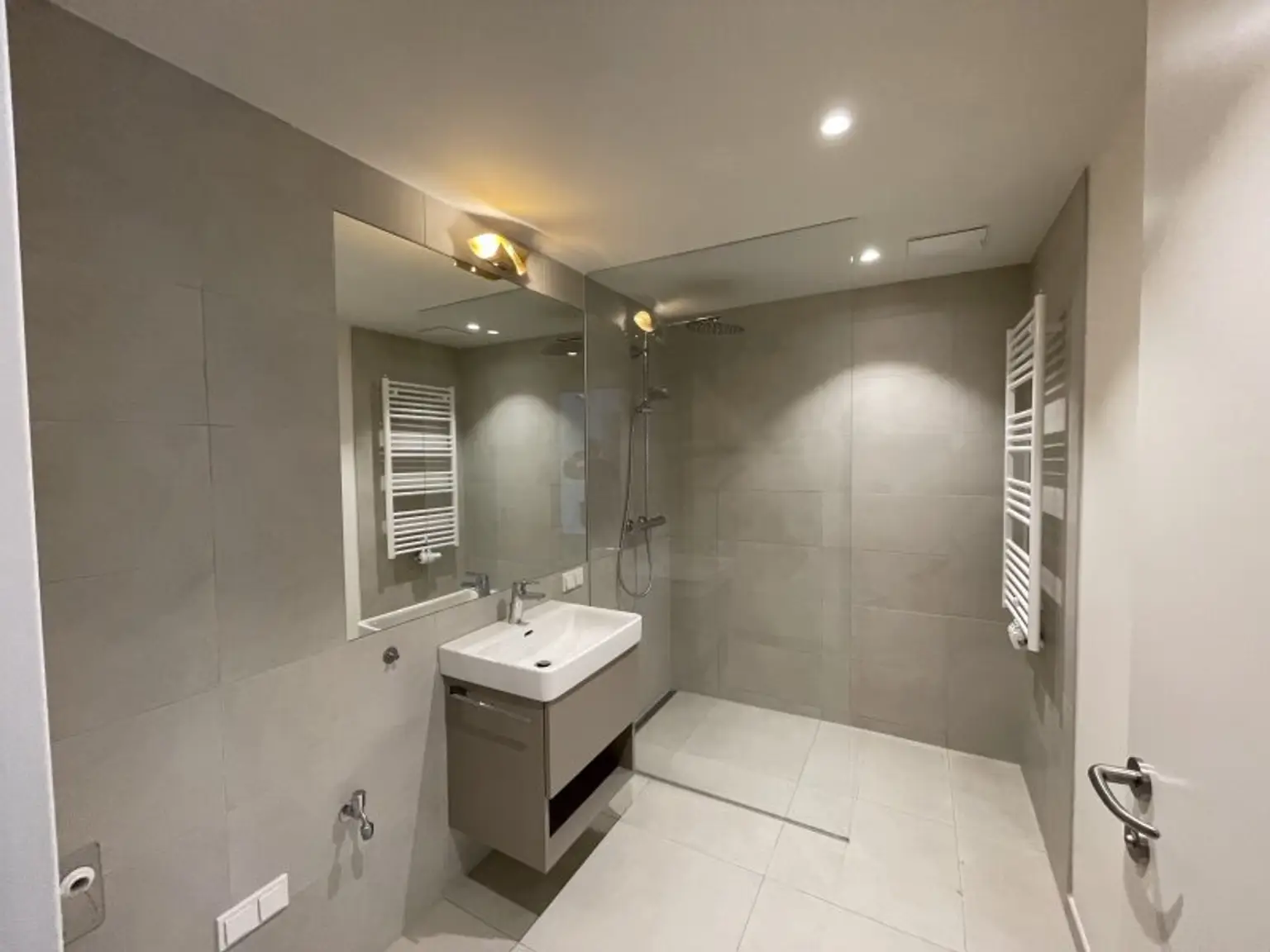 UNBEFRISTETE 2 Zimmer im 12en Stockwerk mit Loggia und vielen Extras im Haus beim Belvedere!