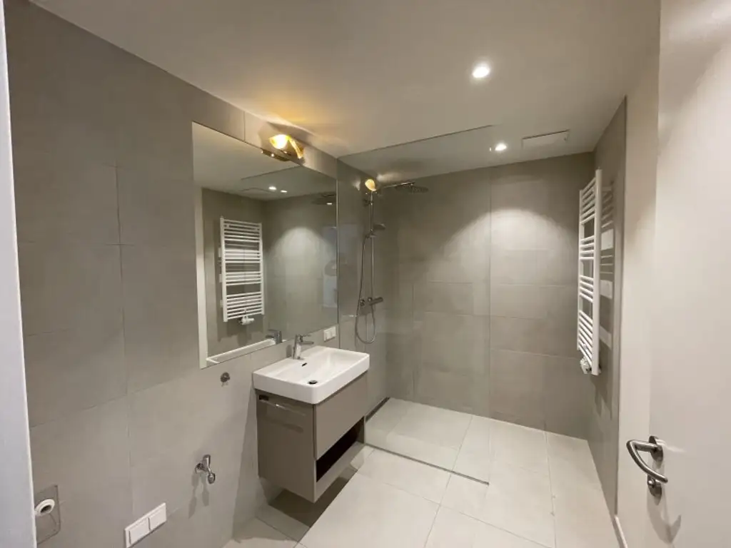 UNBEFRISTETE 2 Zimmer im 12en Stockwerk mit Loggia und vielen Extras im Haus beim Belvedere!