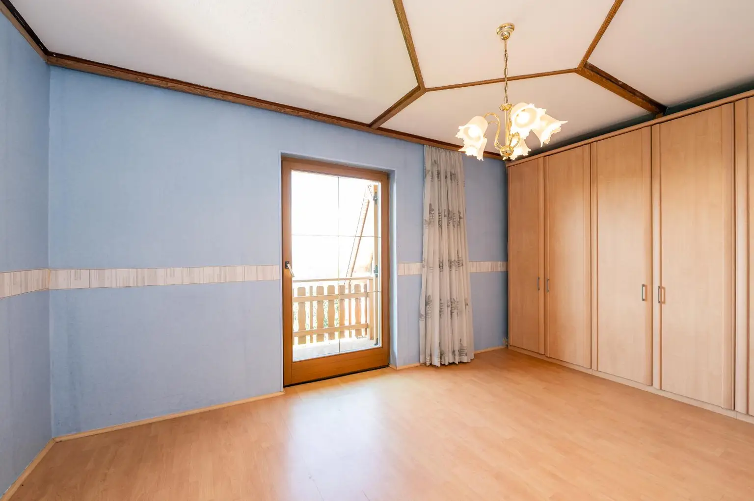 Einfamilienhaus mit Einliegerwohnung, Garage, Carports und Ausblick!