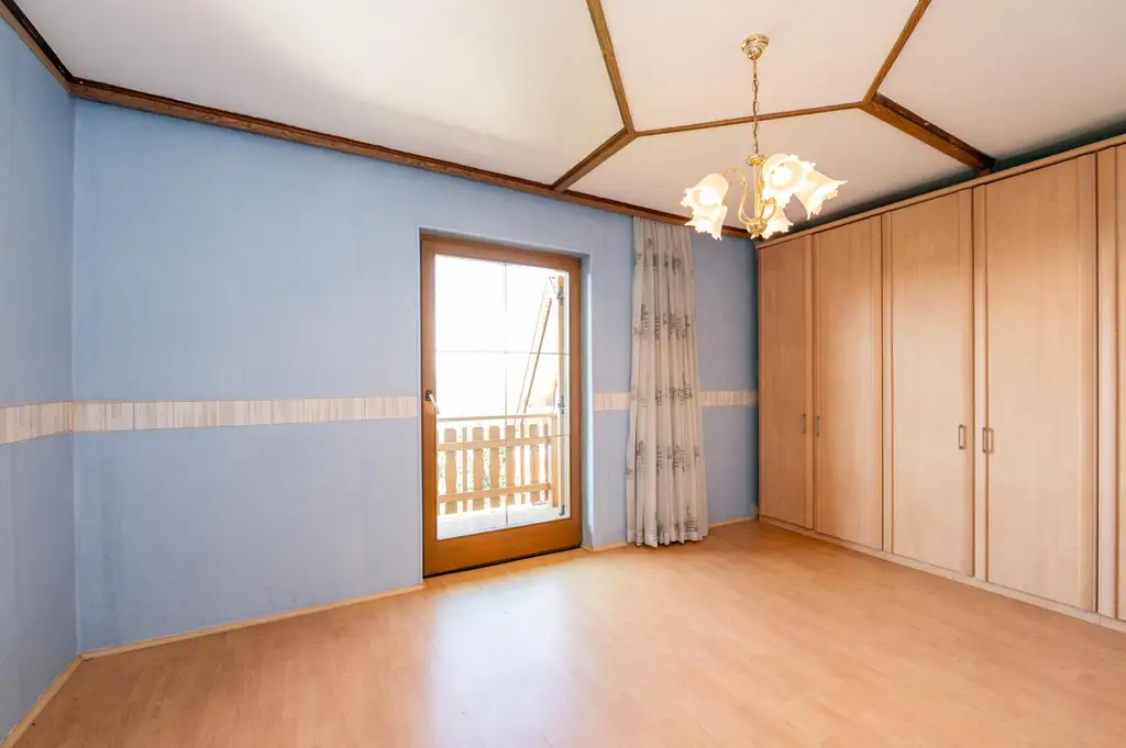 Einfamilienhaus mit Einliegerwohnung, Garage, Carports und Ausblick!