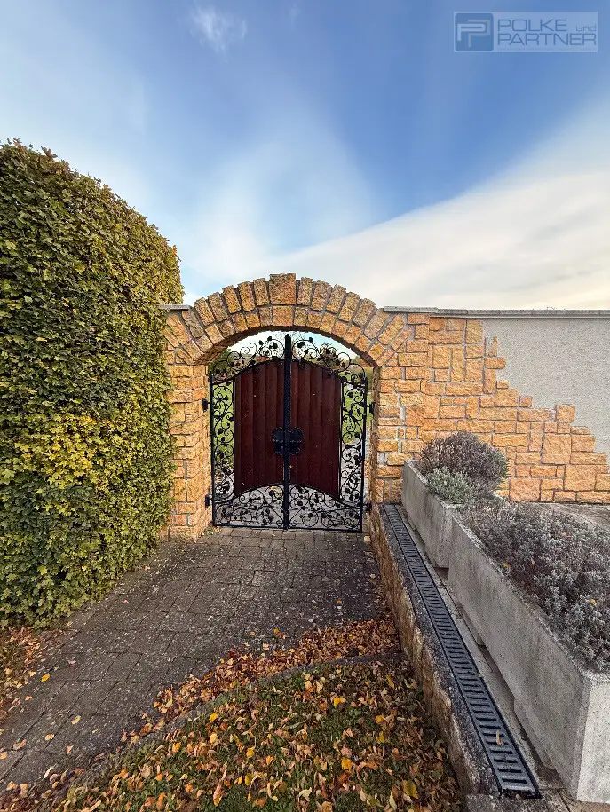 GARTENPARADIES   -  9.000 M² - 
LANDHAUS IN PARKLANDSCHAFT  
NUR 30 MINUTEN VON WIEN