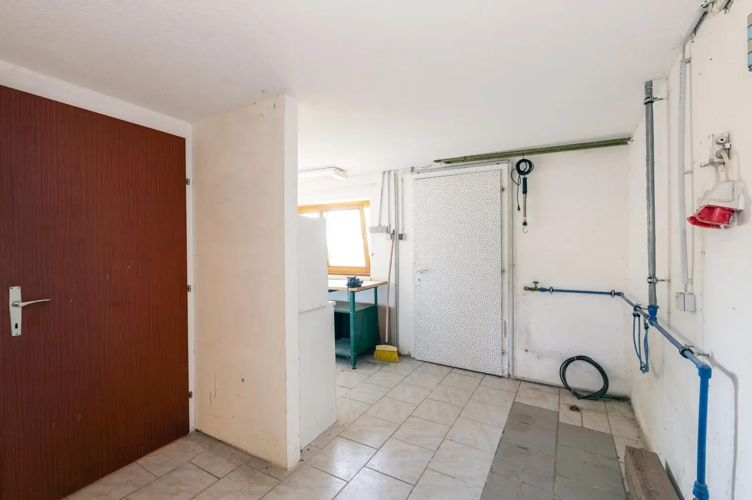 Einfamilienhaus mit Einliegerwohnung, Garage, Carports und Ausblick!