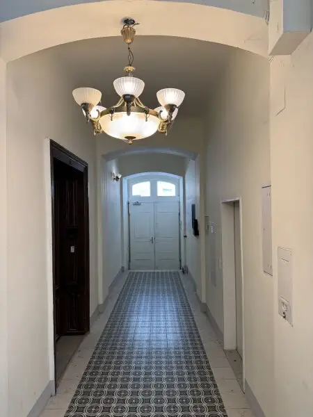 Leeres Zinshaus mit baubewilligtem Dachausbau im 2. Bezirk – Top Investment