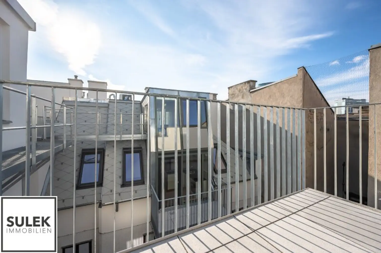 Erstbezug mit weitläufigem & lichtdurchfluteten Wohnbereich, sowie 2 hofseitigen Freiflächen