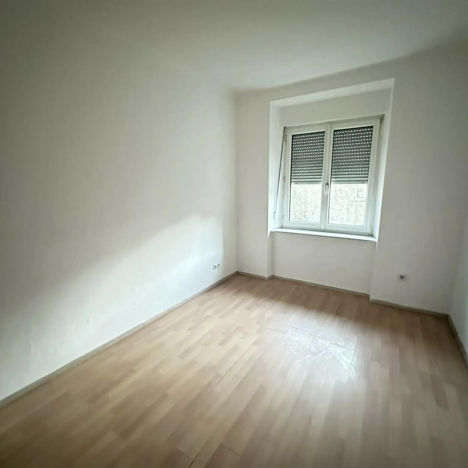 Sanierungsbedürftige 4 Zimmer Wohnung mit Potential