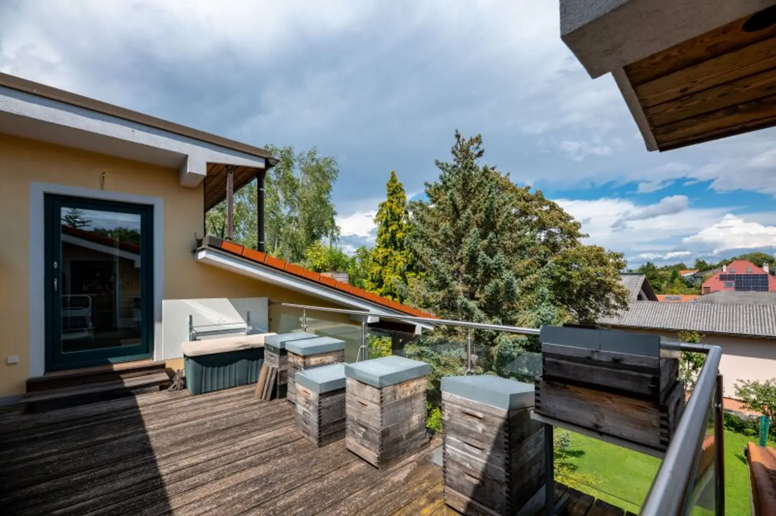 Dachgeschosswohnung in Ruhelage mit traumhaftem Grünblick, eigenem Garten und Garage