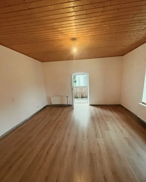 Wohnzimmer mit Ausgang zu Balkon