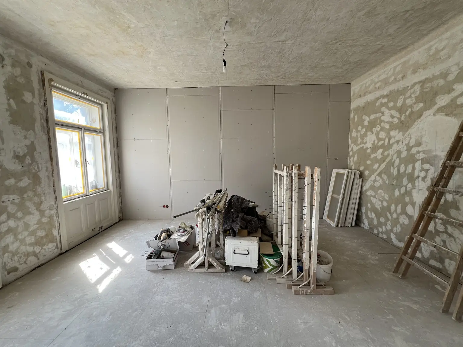 UNBEFRISTET NACH GENERALSANIERUNG: Wohnen in Bestlage in einer klimatisierten 3-Zimmer Altbauwohnung
