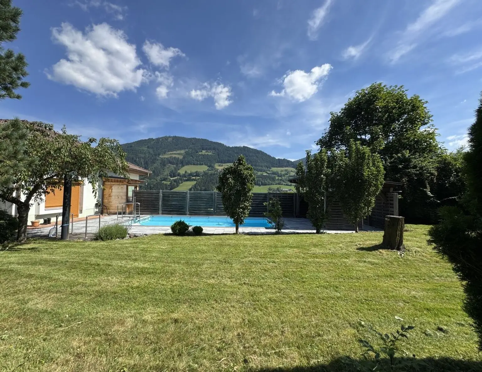Wohnhaus mit Pool, Einliegerwohnung, Garage, Carport und Nebengebäude