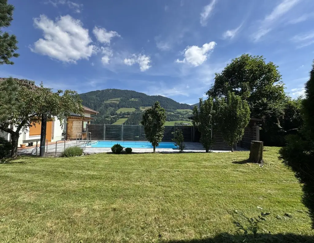 Wohnhaus mit Pool, Einliegerwohnung, Garage, Carport und Nebengebäude