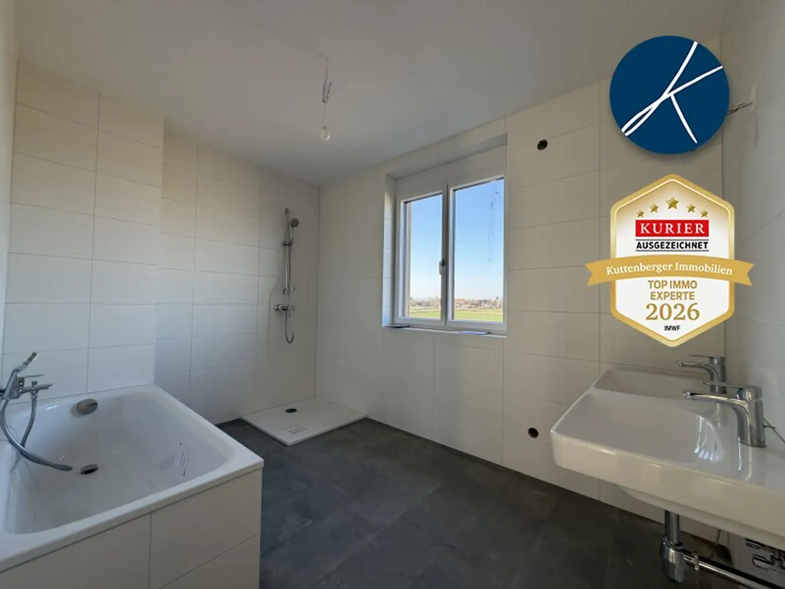 Bad mit Wanne und Dusche