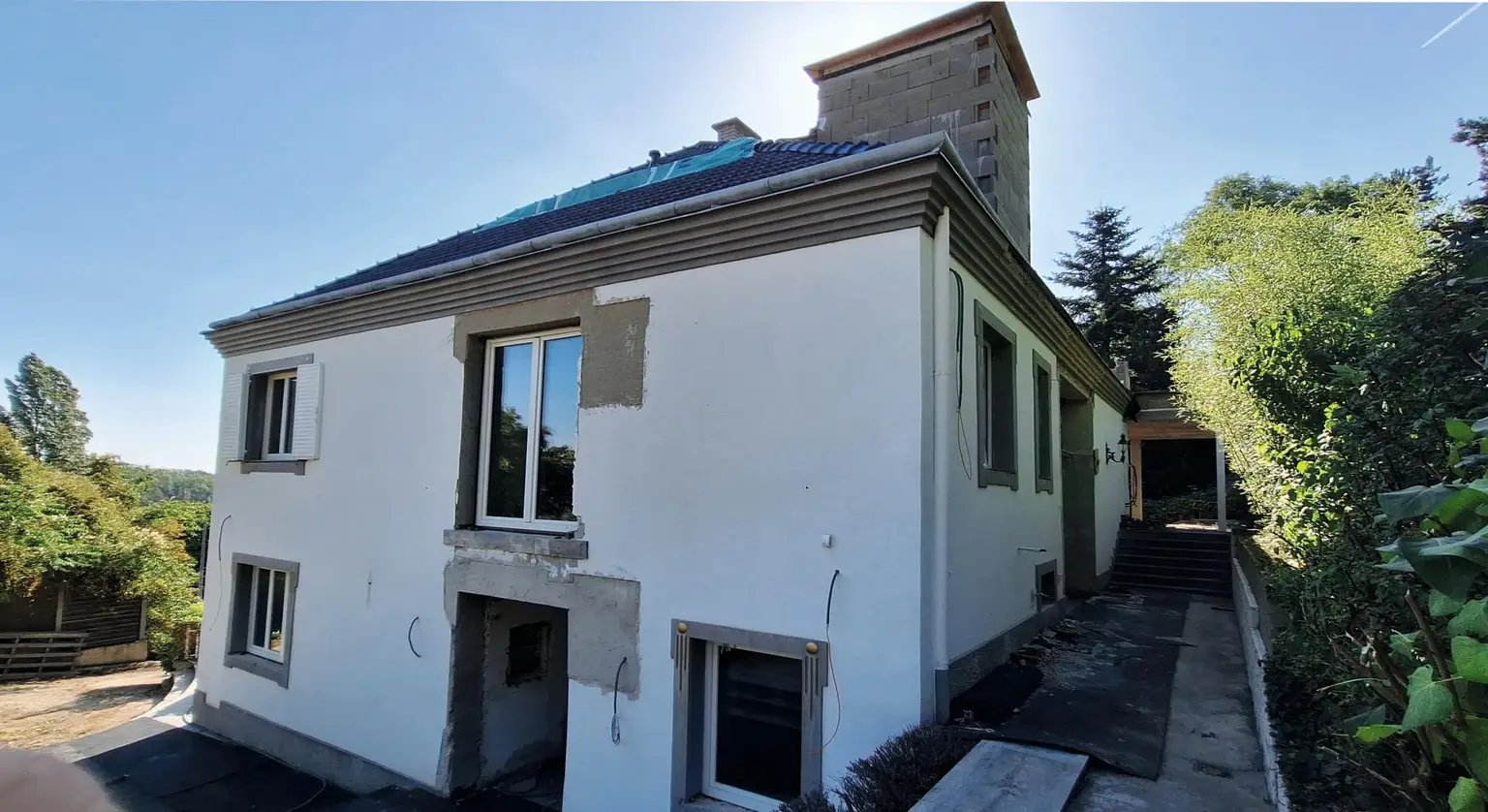 Edelrohbau-Villa, Herrschaftlicher Wohnsitz am Fuße des Kahlenberges an der Donau. Teilrestauriert entkernt und komplette Ausbauplanung.