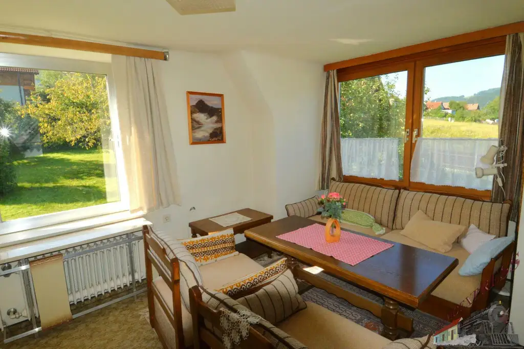 Einfamilienhaus mit Gäste-/Sommerhaus und 2 Garagen - Fernblick