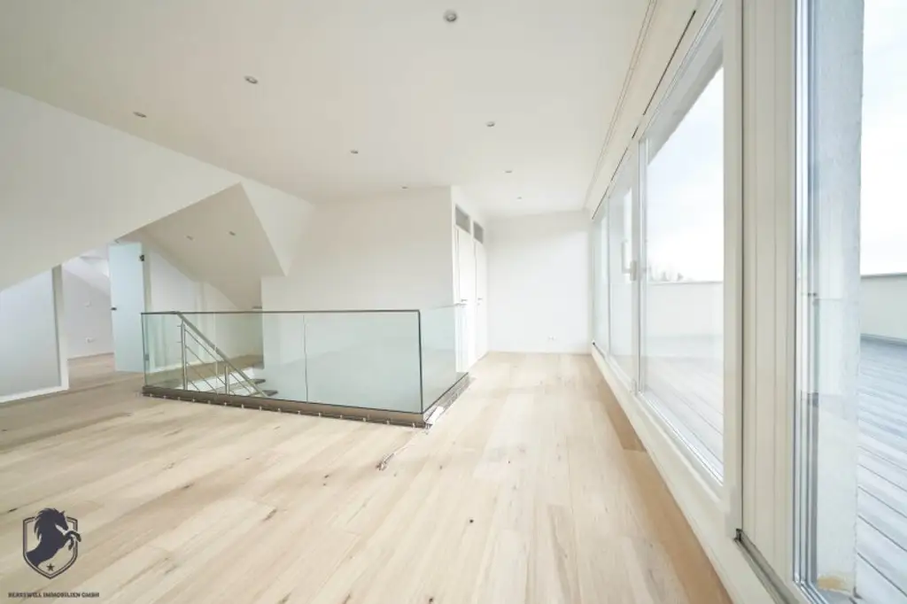 Außergewöhnliche Villa mit drei Wohneinheiten, Gewerbeeinheit & teilbarem Grundstück