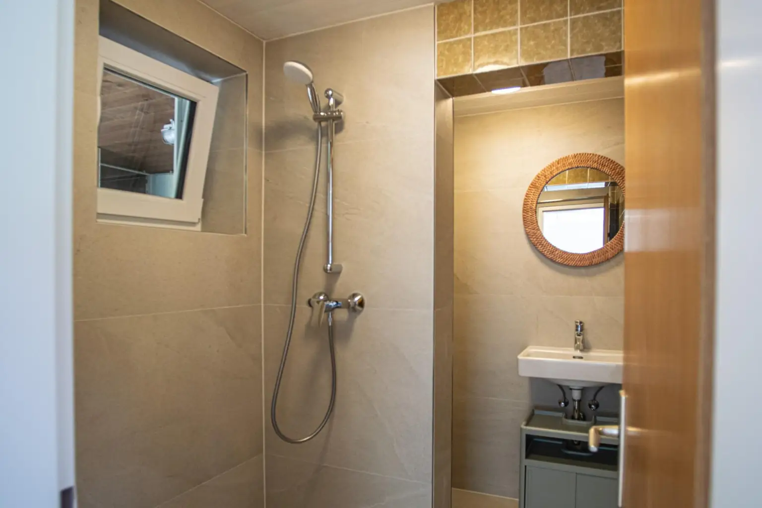 Waschbecken/Dusche/WC